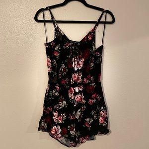 EUC floral romper worn once 🌹🌷🖤